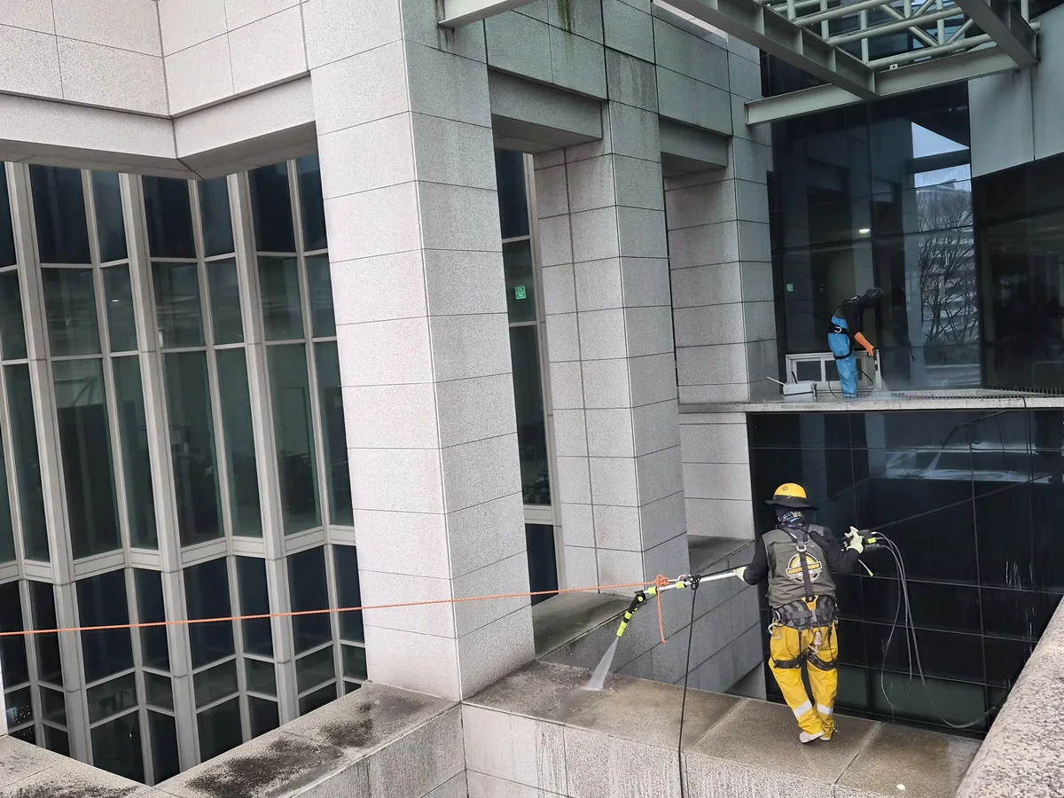 강서구 대저2동 상가건물 옥상 파라펫 장비 주변 정밀 위생청소 사례 - 행진크린