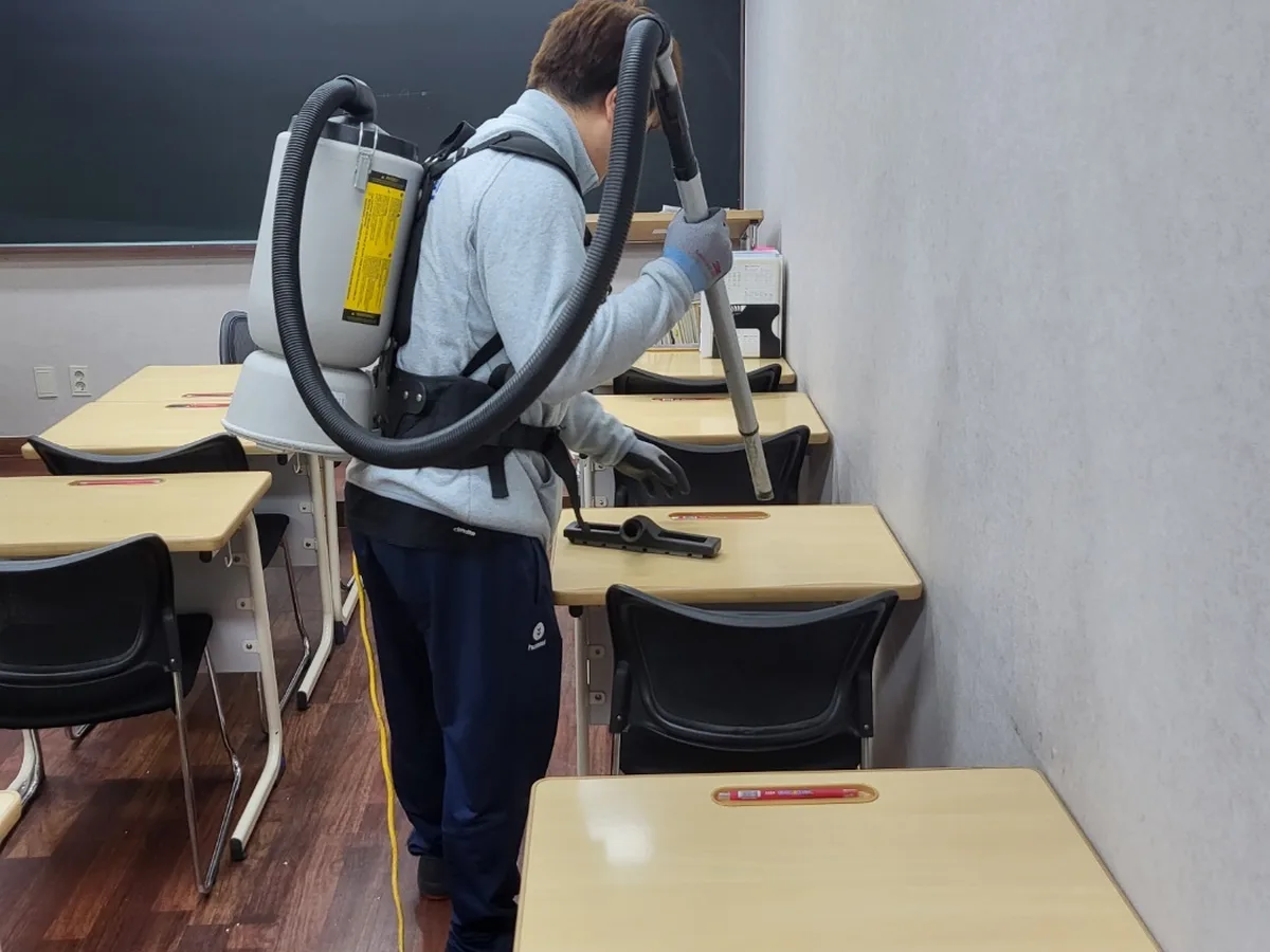 해운대구 우동 학교 현관·중앙홀 바닥 위생청소 사례 - 행진크린